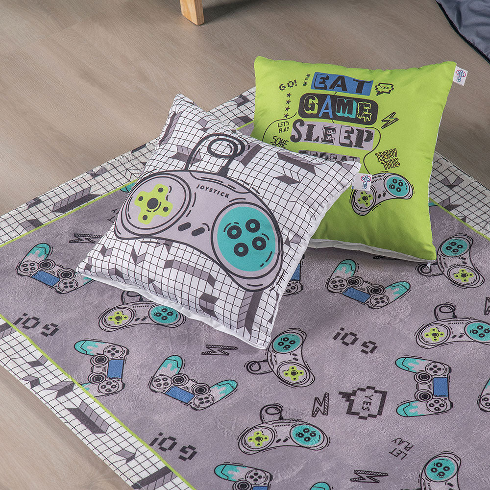 Kit Tapete Estampado Com Capas de Almofadas 3 Peças Game Juvenil